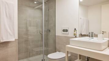 Shower, hair dryer, towels, shampoo