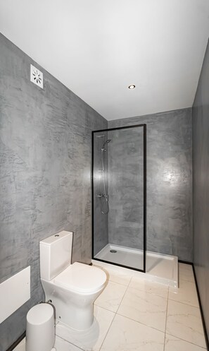 Dusj, hårføner, håndklær og såpe