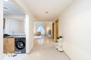 Deluxe Apartment | Private kitchen | Fridge, microwave, oven, stovetop - Marco Polo - May Residence 2 (Dubai)