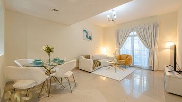 Deluxe Apartment | Dining room