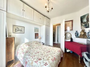 アイロン / アイロン台、WiFi (無料)、ベッドシーツ