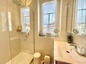 Dusj, hårføner og håndklær