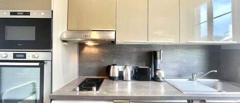 Een koelkast, een microgolfoven, een oven, een vaatwasser