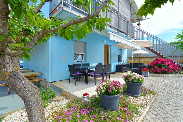 Outdoor dining - Holiday apartment with air conditioning (Štinjan)