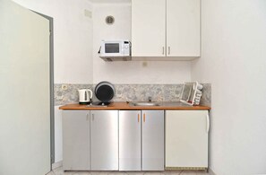 Microwave, stovetop, cookware/dishes/utensils - Holiday apartment with air conditioning (Štinjan)