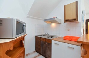 Køleskab, mikrobølgeovn, kogeplade, køkkentøj/tallerkener/redskaber