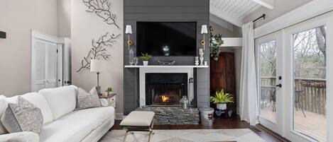 Televisión, chimenea y oficina