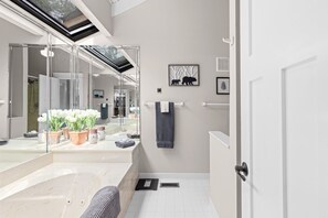 Douche, sèche-cheveux, serviettes fournies