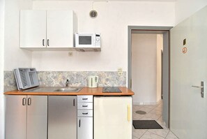 Réfrigérateur, four à micro-ondes, surface de cuisson