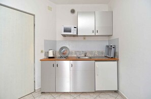 Fridge, microwave, stovetop, coffee/tea maker - Holiday apartment with air conditioning (Štinjan)