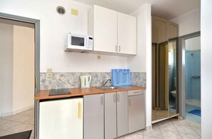 Geladeira, micro-ondas, cooktop, talheres/pratos/utensílios de cozinha