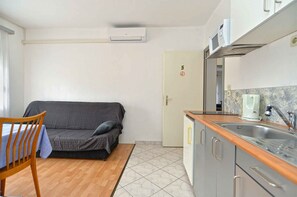 Fridge, microwave, stovetop, cookware/dishes/utensils - Holiday apartment with air conditioning (Štinjan)