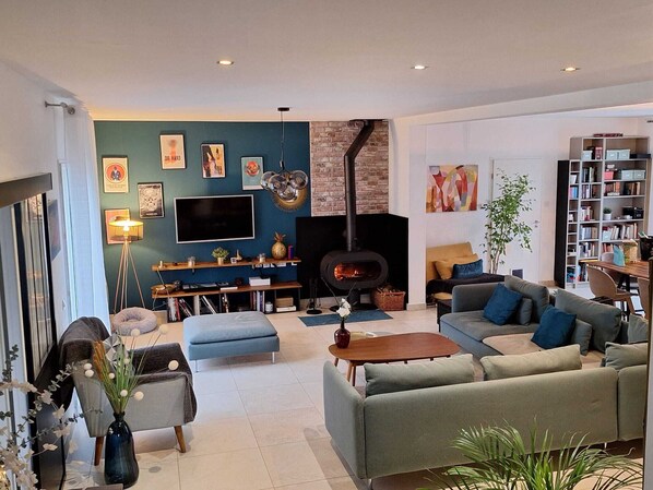 Smart TV, fireplace - la Villa des Roses, 10-12 Pers, Écrin de Verdure, Moins d'1 h de Paris Centre (Boisemont)