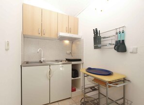 Køleskab, mikrobølgeovn, kogeplade, køkkentøj/tallerkener/redskaber