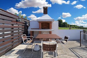 Outdoor dining - Holiday apartment with air conditioning and large terrace (Pula)