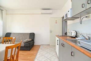 Réfrigérateur, four à micro-ondes, surface de cuisson, cafetière-théière