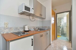 Kjøleskap, mikrobølgeovn, kokeplater og kaffetrakter/tekoker