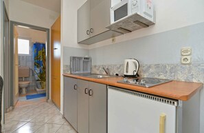 Refrigerador, microondas, parrilla de estufa y cafetera y tetera