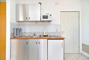 Fridge, microwave, stovetop, coffee/tea maker - Holiday apartment with air conditioning (Štinjan)