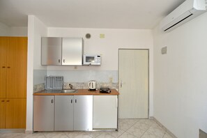 Fridge, microwave, stovetop, coffee/tea maker - Holiday apartment with air conditioning (Štinjan)