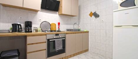 Geladeira, micro-ondas, fogão, cooktop