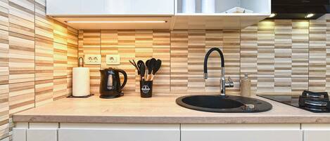 冷蔵庫、電子レンジ、オーブン、コンロ