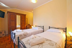 5 bedrooms, iron/ironing board, travel crib, internet