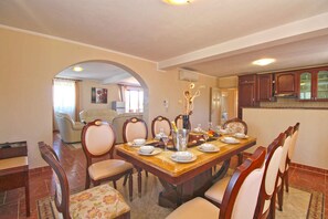 Dining - Holiday home with air conditioning and pool (Šišan)