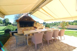 Outdoor dining - Holiday home with air conditioning and pool (Šišan)
