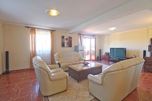 TV - Holiday home with air conditioning and pool (Šišan)