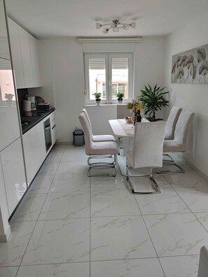 Dining - Holiday flat with full amenities near the beach (Pula)