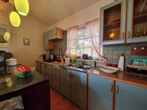 Fridge, oven, stovetop, coffee/tea maker