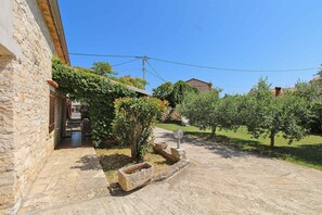 Property grounds - Holiday home with air conditioning (Šišan)