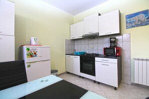 Fridge, microwave, oven, stovetop - Holiday apartment with garden and barbecue (Štinjan)