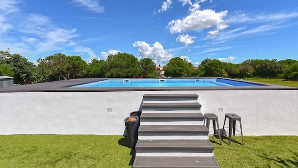 A swimming pool with a clear view of the sky and trees in the background. - Holiday home with swimming pool on a large estate (Pula)