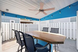 Outdoor dining - Pebble's Hideaway- 2 Blocks to Beach- Grill- 6 Bds (North Myrtle Beach)