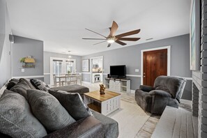 Smart TV, offices - Pebble's Hideaway- Grill- 2 Blocks to Beach- 6 Bds (North Myrtle Beach)