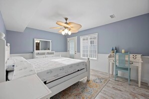 3 bedrooms, desk, free WiFi, bed sheets - Pebble's Hideaway- 2 Blocks to Beach- Grill- 6 Bds (North Myrtle Beach)