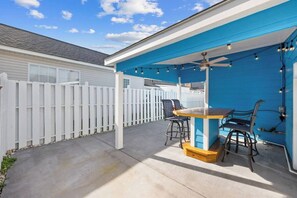 Outdoor dining - Pebble's Hideaway- 2 Blocks to Beach- Grill- 6 Bds (North Myrtle Beach)