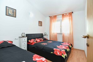 1 chambre, fer et planche à repasser, lit parapluie, accès Internet
