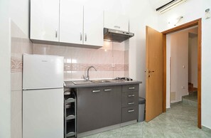 冷蔵庫、コンロ、調理器具と食器