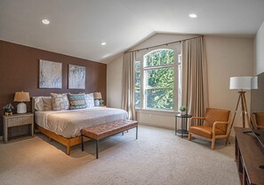 5 dormitorios, escritorio, tabla de planchar con plancha y cuna de viaje