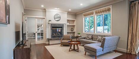 Una televisión, una chimenea, una oficina