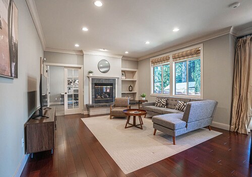 Kirkland's Expansive Custom Built Home Near Juanita