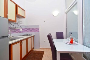 Fridge, oven, stovetop, cookware/dishes/utensils