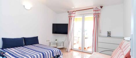 2 bedrooms, iron/ironing board, travel cot, Internet