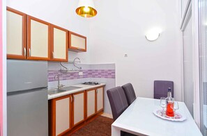 Réfrigérateur, four, plaque de cuisson, cafetière/bouilloire