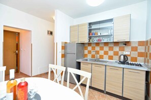 Køleskab, ovn, kogeplade, kaffe-/temaskine