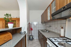 Een koelkast, een magnetron, een oven, een kookplaat