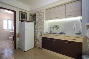 Réfrigérateur, micro-ondes, plaque de cuisson